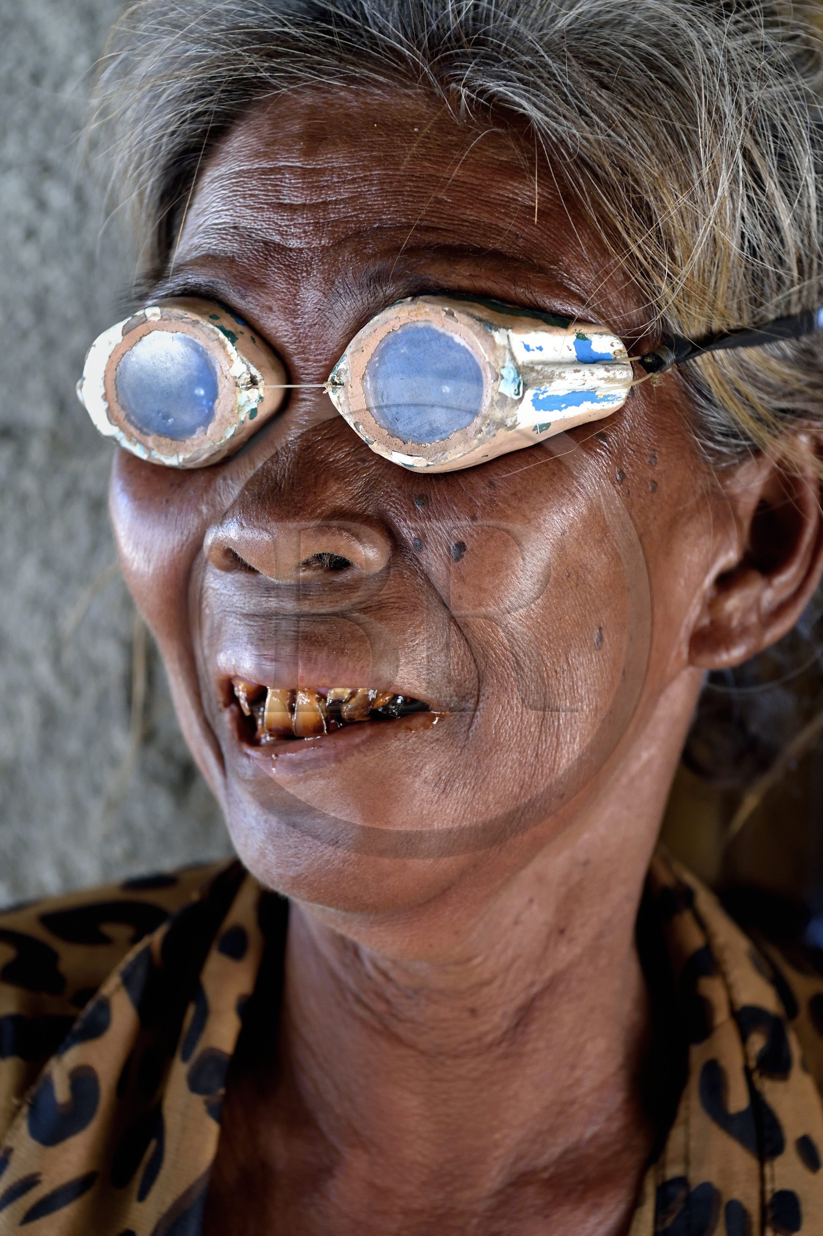 Philippines, Calamian Islands dans le nord de Palawan, Uson Island dans la baie de Coron, village de Barangay Lajala, la plongeuse-cueilleuse d'algues Lilia Magahon 62 ans du groupe ethnique des Tagbanua