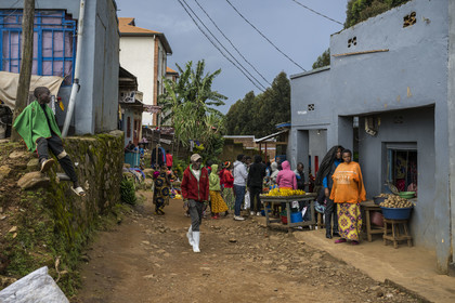 Rwanda, Province de l’Ouest, Gisakura, commerces et étals dans les rues du village
