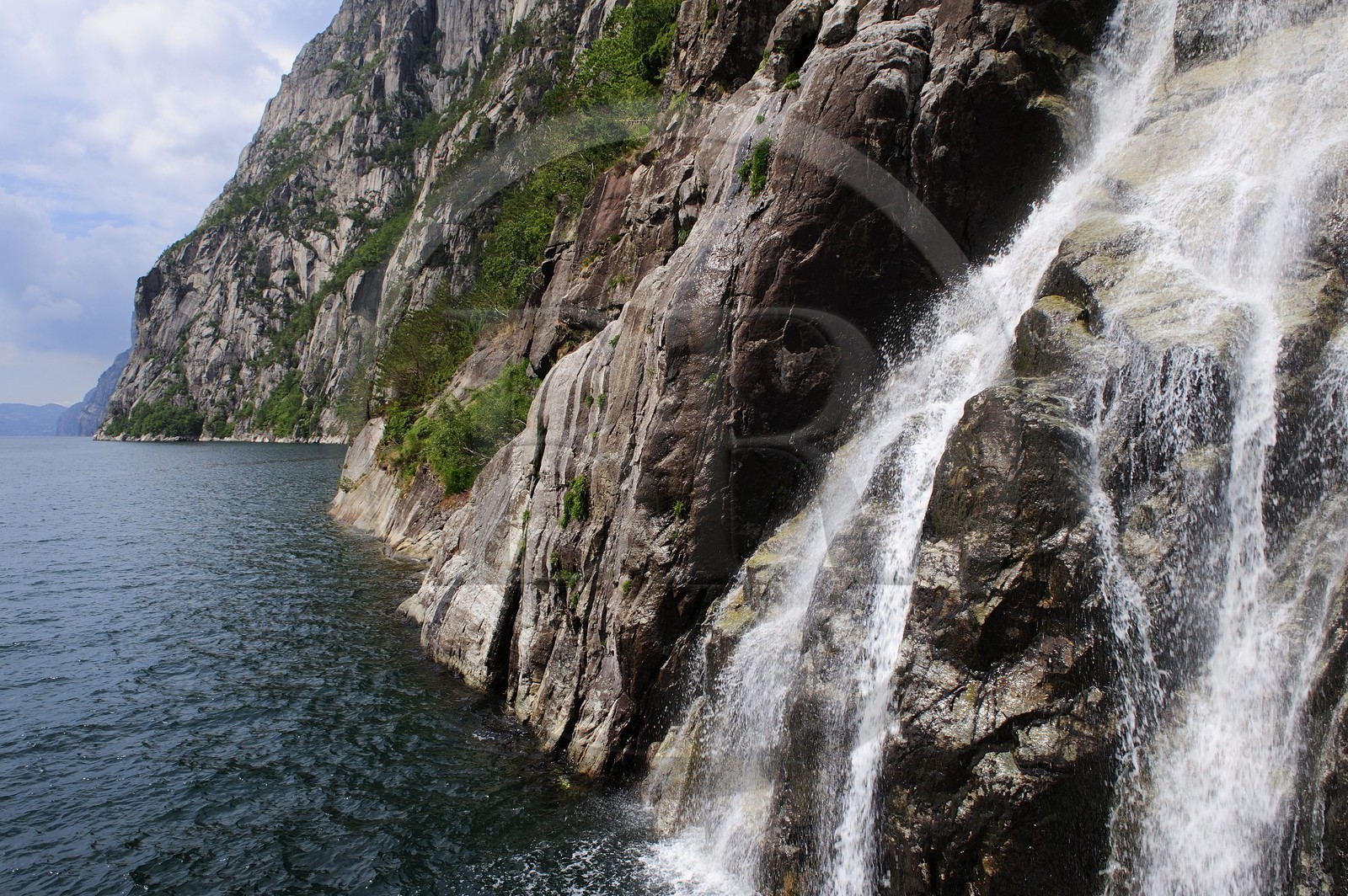 Norvège, Rogaland, chute d'eau tombant dans le Lysefjord, fjord de Lysebotn