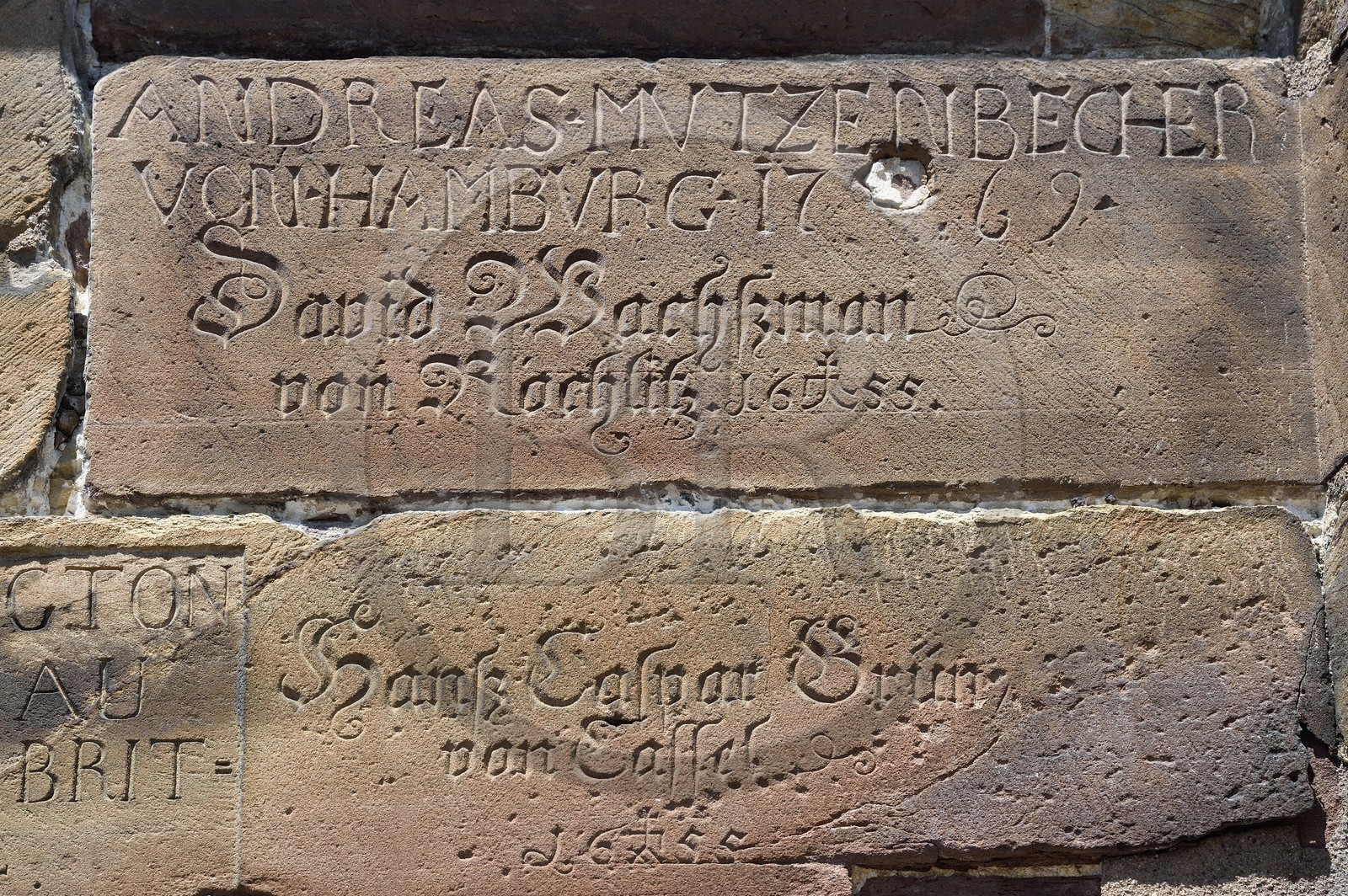 France, Bas-Rhin (67), Strasbourg, vieille ville classée au Patrimoine Mondial de l'UNESCO, la cathédrale Notre-Dame, visiteurs ayant fait graver dans le grès de la tour octogonale leur nom en graffiti souvent par un gardien tailleur de pierre