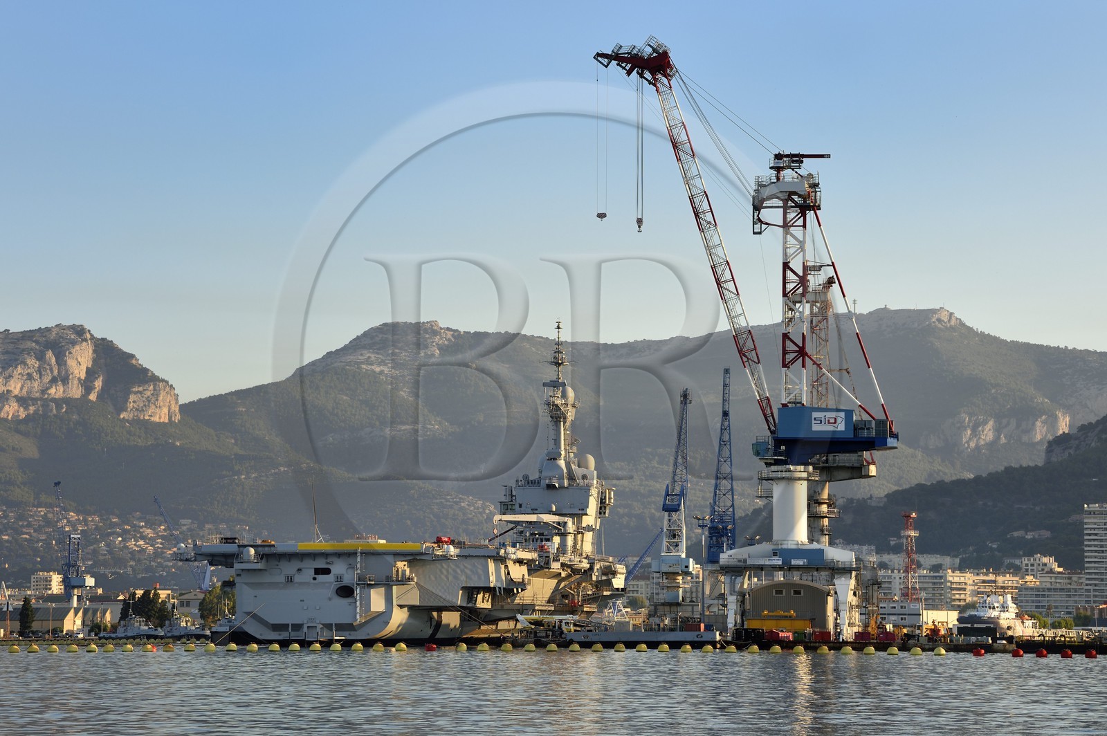 France, Var (83), Toulon, la base navale (Arsenal), le porte-avions à propulsion nucléaire Charles de Gaulle en rénovation de mi-vie et le mont Caume en arrière-plan