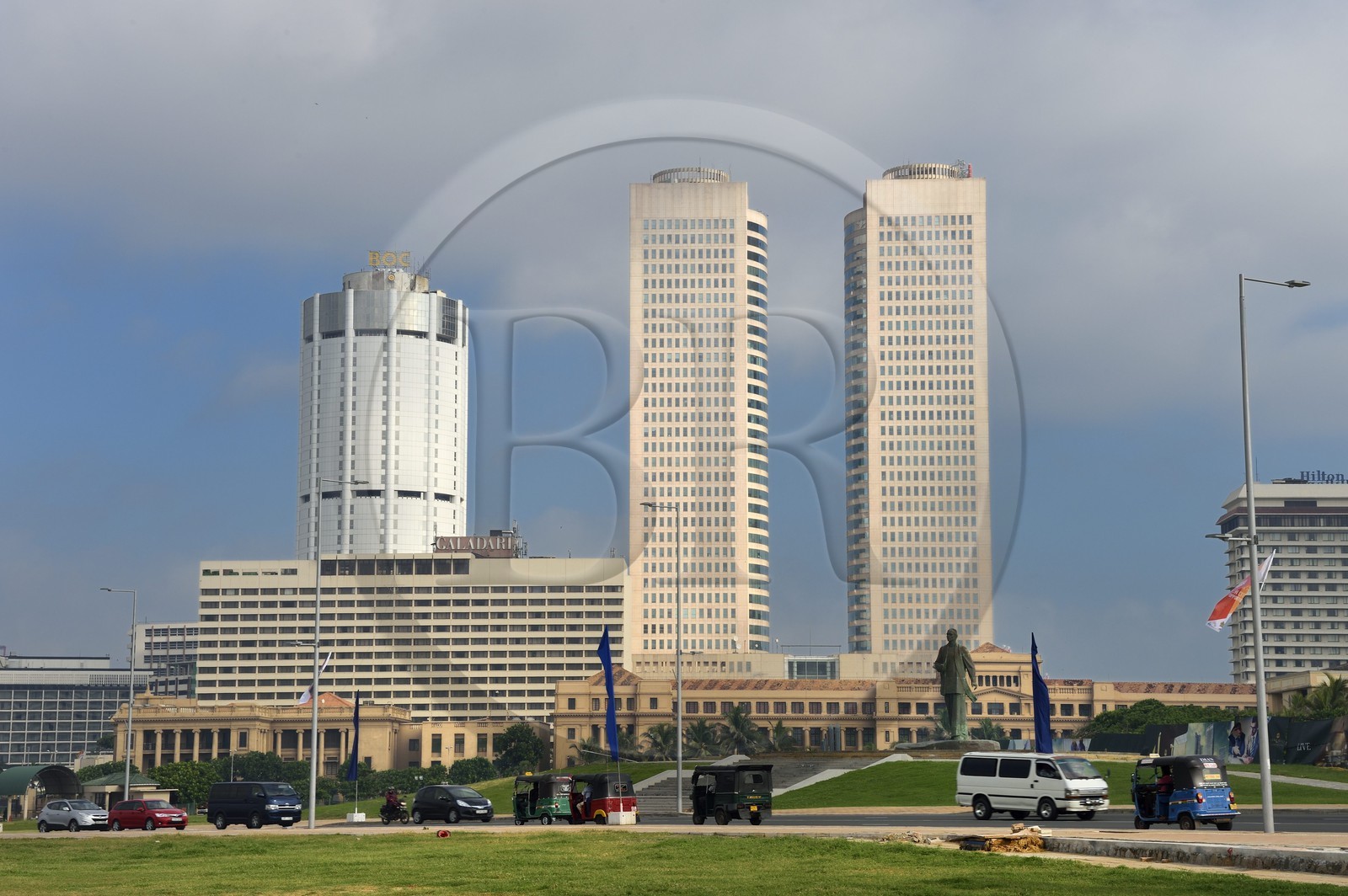 Sri Lanka, province de l'ouest, district de Colombo, Colombo, le World Trade Center dans le quartier du fort surplombant les anciens batiments du Parlement et la statue du premier premier ministre après l'indépendance