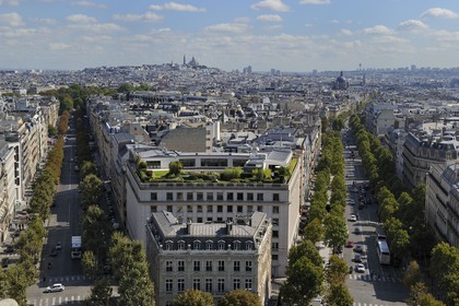 France, Paris (75), l'avenue Hoche menant au Parc Monceau à gauche et l'avenue de Friedland à droite vus du haut de l'Arc de Triomphe