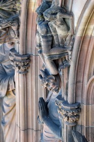 France, Bas-Rhin (67), Strasbourg, vieille ville classée au Patrimoine Mondial de l'UNESCO, la cathédrale Notre-Dame, la facade occidentale, la galerie des apotres, êtres difformes et chimériques sur les colonnes entre les apotres