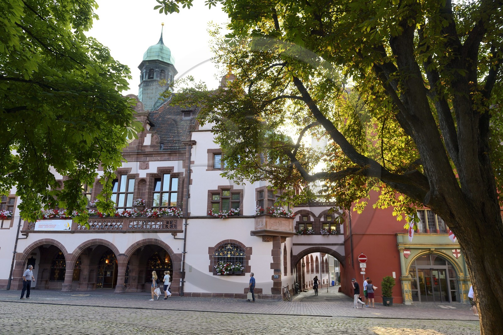 Allemagne, Bade-Wurtemberg, Fribourg en Brisgau, l'hotel de ville, l'ancien à droite et le nouveau à gauche sur Rathausplatz