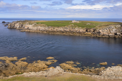 France, Finistère (29), Mer d'Iroise, Ile d'Ouessant, l’Ile Keller séparée de la cote Nord par le chenal nommé Penn ar Ru Meur où sévit un fort courant marin (vue aérienne)
