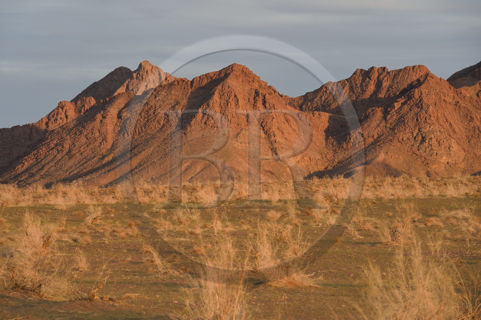 Iran, Province d'Ispahan, désert du Dasht-e Kavir, Mesr dans la région de Khur et Biabanak, la chaine de montagne de Dareh bidan au soleil couchant