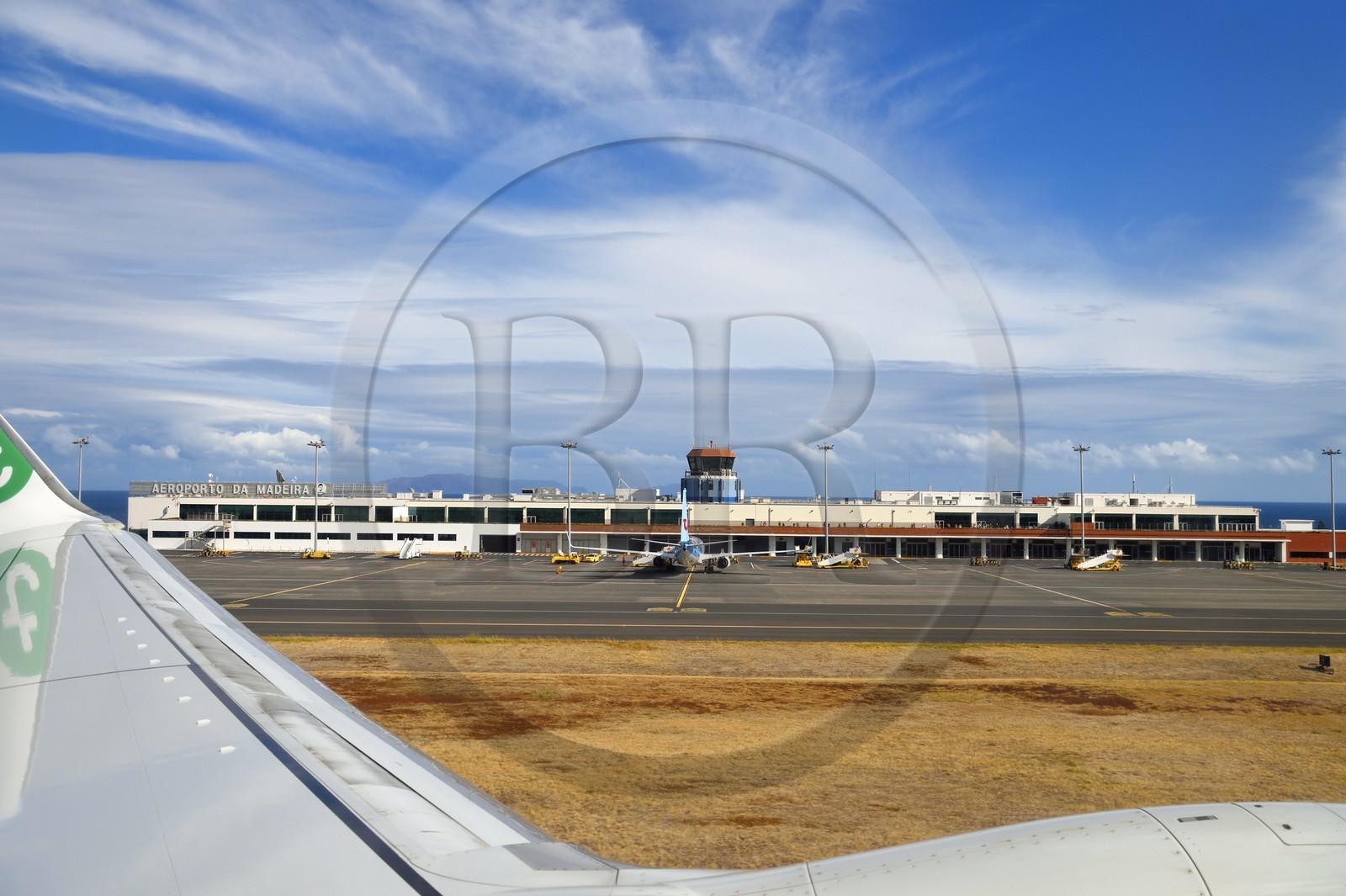 Portugal, Ile de Madère, Aéroport International de Madère Cristiano-Ronaldo qui dispose d'une piste de 2781m prolongée sur la mer grace à des piliers