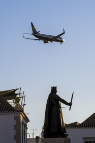Portugal, Algarve, Faro, old town, Ryanair airliner landing over the old town, Afonso III statue