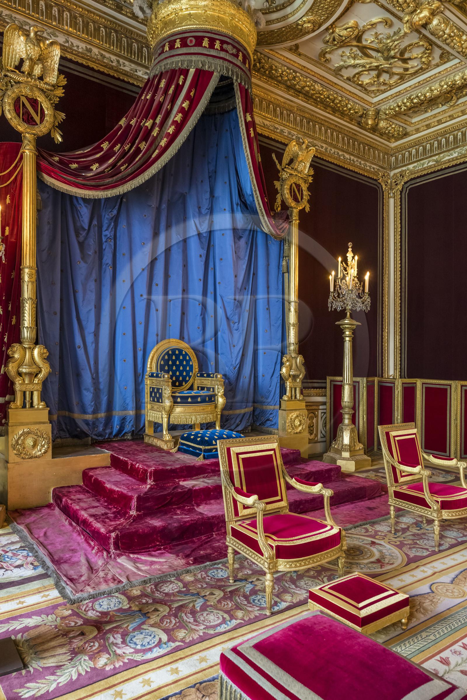 France, Seine-et-Marne (77), Fontainebleau, chateau de Fontainebleau, classé Patrimoine Mondial par l'UNESCO, la Salle du trone, ancienne chambre à coucher du roi de Henri III à Louis XVI, elle a été transformée en salon de l'empereur par Napoléon Ier en 1804 puis en salle du trone en 1808