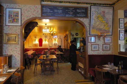 France, Paris (75), restaurant Aux vins des Pyrénées rue Beautreillis