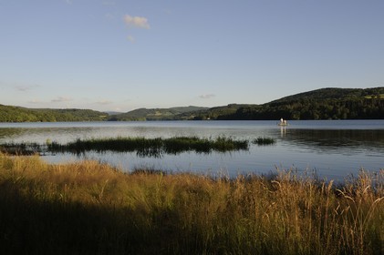 France, Nièvre (58), lac de Pannecière, pêche à la ligne en soirée