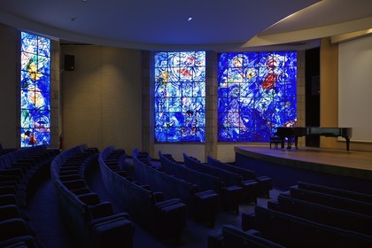 France, Alpes-Maritimes (06), Nice, musée national Marc Chagall de l'architecte André Hermant et créé à l'initiative d'André Malraux, le vitrail illustrant la Création du Monde dans l'auditorium