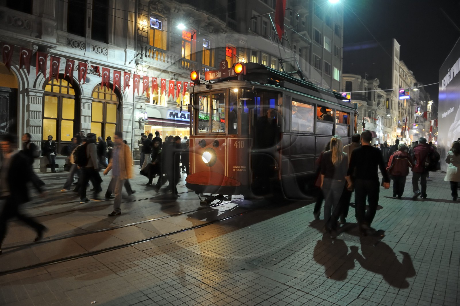 Turquie, Istanbul, quartier de Beyoglu, le vieux tramway dans la rue Istiklal Caddesi Turquie, Istanbul, quartier de Beyoglu, le vieux tramway dans la rue Istiklal Caddesi