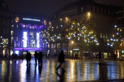 France, Bas Rhin, Strasbourg, the place Kleber et the Galeries Lafayette department store decorated for Christmas in Rue du 22 Novembre