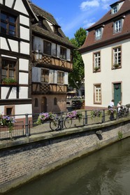 France, Bas-Rhin (67), Strasbourg, vieille ville classée au Patrimoine Mondial de l'UNESCO, quartier de la Petite France, le quai des Moulins sur un bras de l'Ill