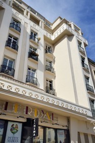 France, Var (83), Toulon, le cinema Le Royal dans un immeuble art-déco de la rue du Dr Jean Bertholet