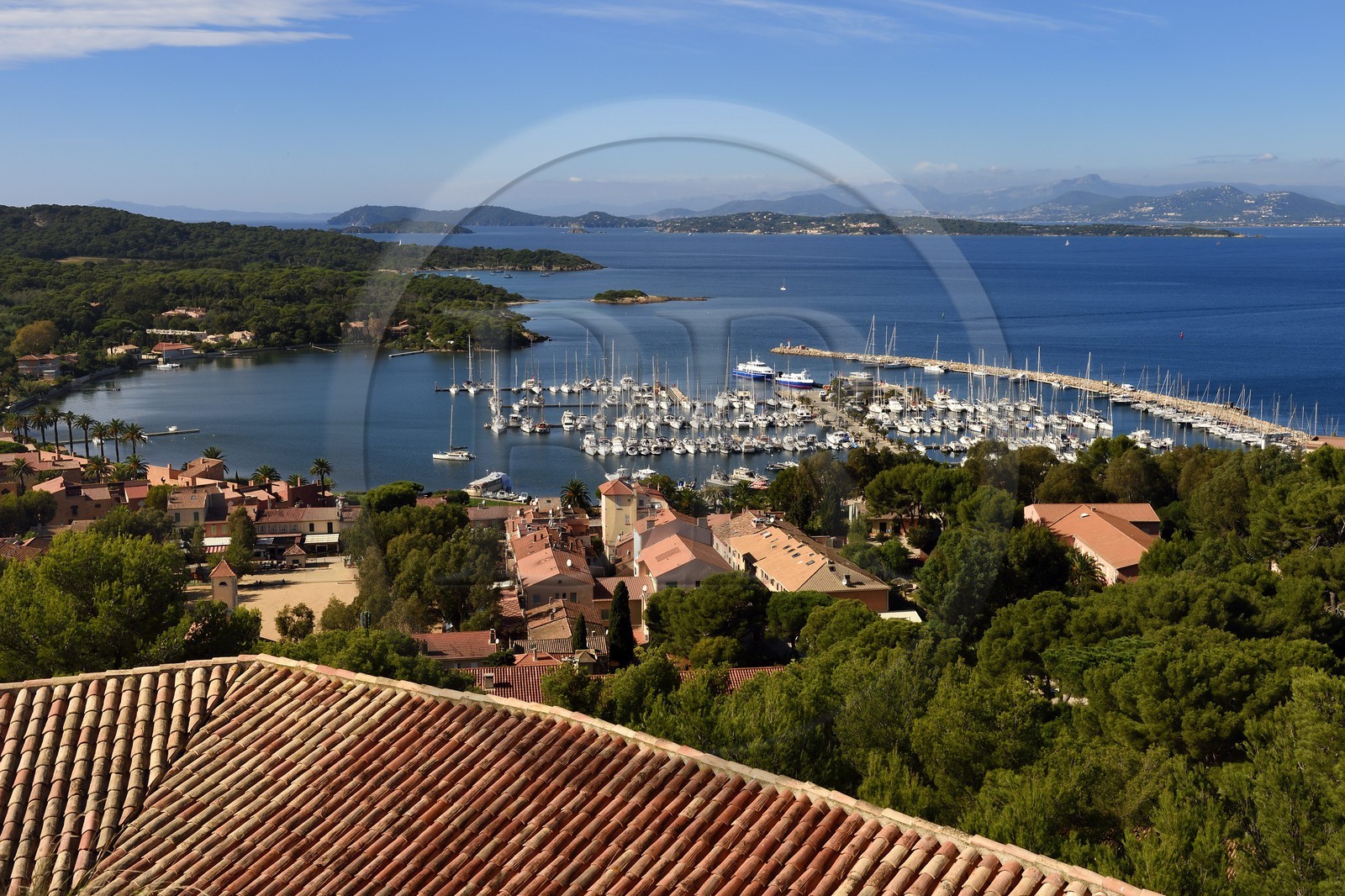 France, Var (83), Iles d'Hyères, parc national de Port Cros, Ile de Porquerolles, le village et le port de Porquerolles vus depuis le chateau Sainte-Agathe