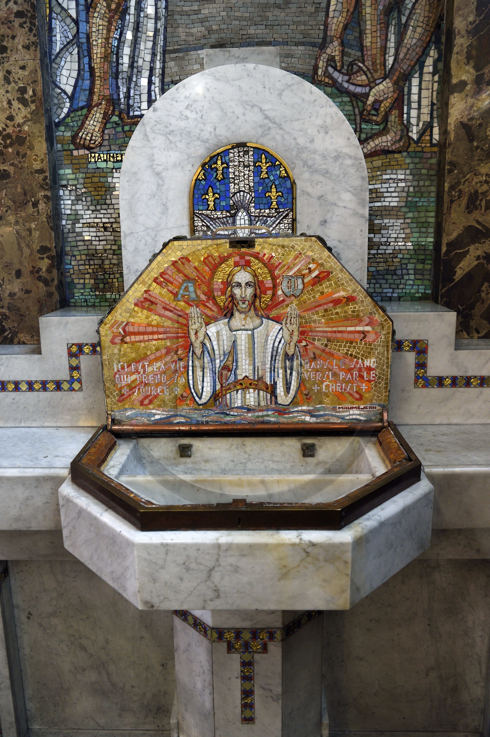 France, Allier (03), Vichy, église Notre-Dame-des-Malades et église Saint-Blaise, fonts baptismaux recouvert de mosaiques réalisé par les frères Mauméjean