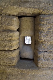 France, Vaucluse (84), Saumane-de-Vaucluse, Chateau de Saumane, une des residences du Marquis de Sade, meurtrière à rotule qui se ferme lors de la rotation du module central