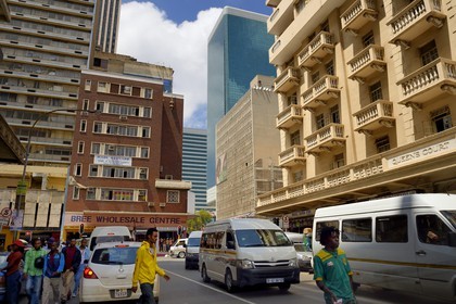 Afrique du Sud, province de Gauteng, Johannesburg, CBD (Central Business District), de nombreux taxi (mini bus) se croisent dans Klein street