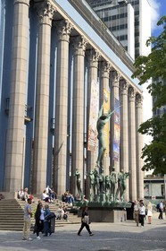 Suède, Stockholm, Norrmalm, quartier du centre ville, Hotorget place, devant la salle philarmonique de Konserthuset les bronze Orpheus de Carl Miles
