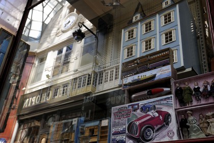 France, Paris (75), Passage Jouffroy, vitrine du magasin de jouets La Boite à Joujou et reflet de l'Hotel Chopin