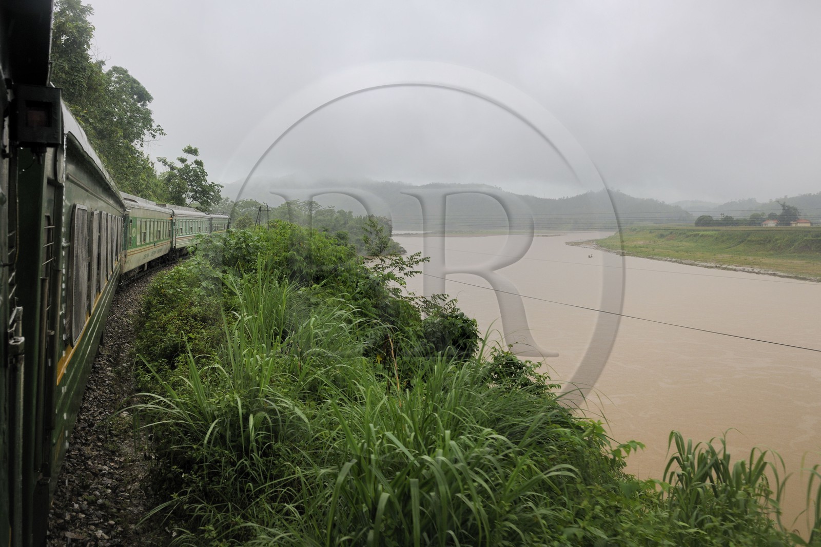 Vietnam, train de jour de Lao Cai à Hanoï et le Fleuve Rouge