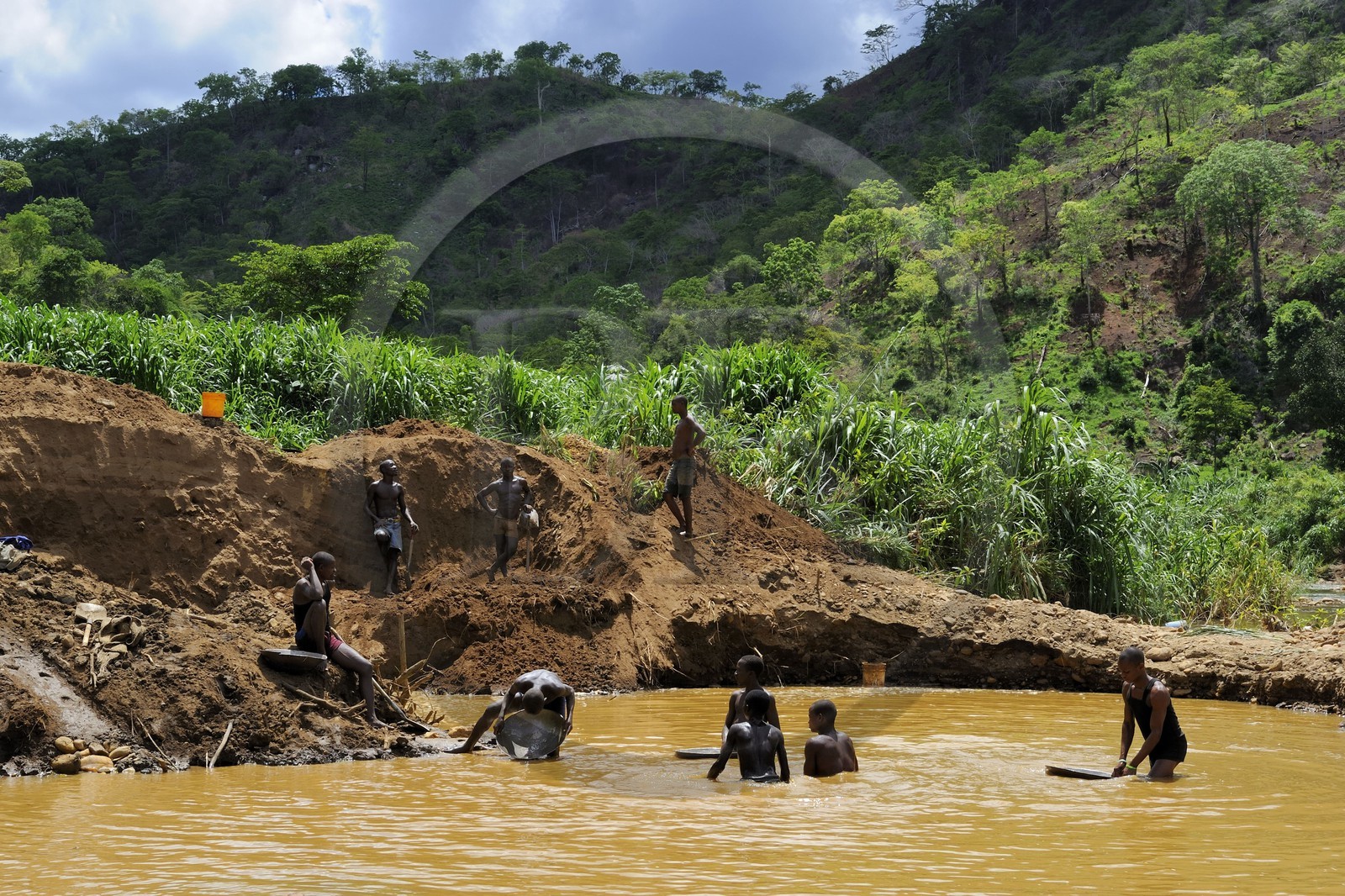 Tanzanie, région de Morogoro, les Monts Uluguru, prospecteurs d' Or sur la rivière Ruvu