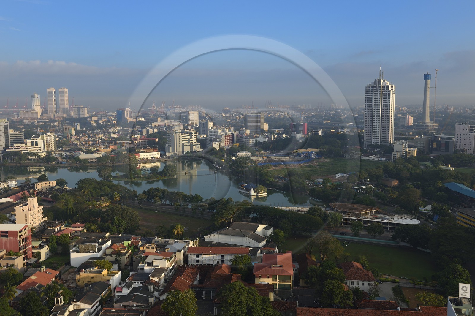Sri Lanka, province de l'ouest, district de Colombo, Colombo, le centre ville avec le quartier de Fort à gauche en arrière plan et le lac South Beira au premier plan