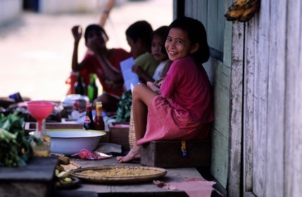 Indonésie, Sulawesi (les Célèbes), les îles Togian, jeunes enfants entrain de manger