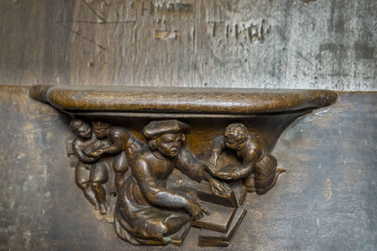 France, Yonne (89), Auxerre, cathédrale Saint-Etienne, sculpture de l'assise d'une stalle représentant le futur évèque Jacques Amyot encore précepteur des enfants de Catherine de Medicis