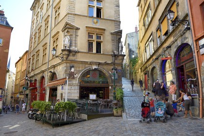 France, Rhône (69), Lyon, site historique classé Patrimoine Mondial de l'UNESCO, Vieux Lyon, quartier Saint-Georges, place de la Trinité, décor traditionnel du castelet de Guignol, le Théatre la Maison de Guignol sur la droite