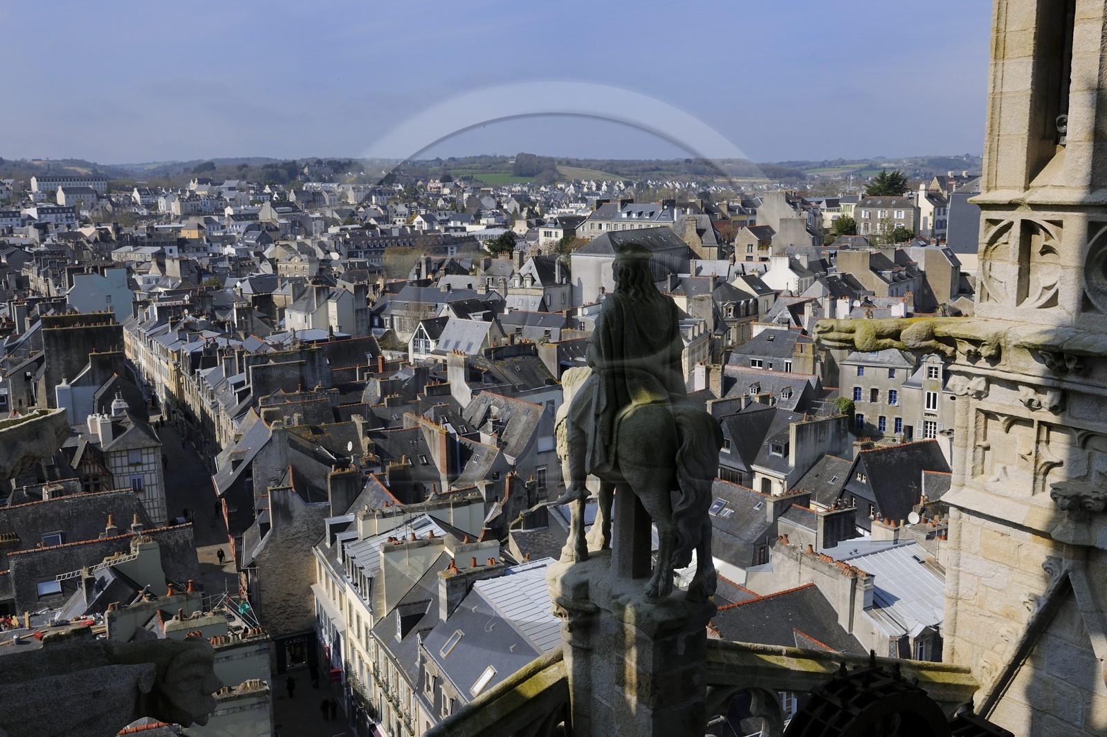 France, Finistère (29), Quimper, cathédrale Saint-Corentin, la statue équestre du roi Gradlon domine la ville