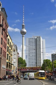 Allemagne, Berlin, Spandauer Vorstadt dans Berlin-Mitte, Rosenthaler Strasse et la tour de la télévision en arrière plan