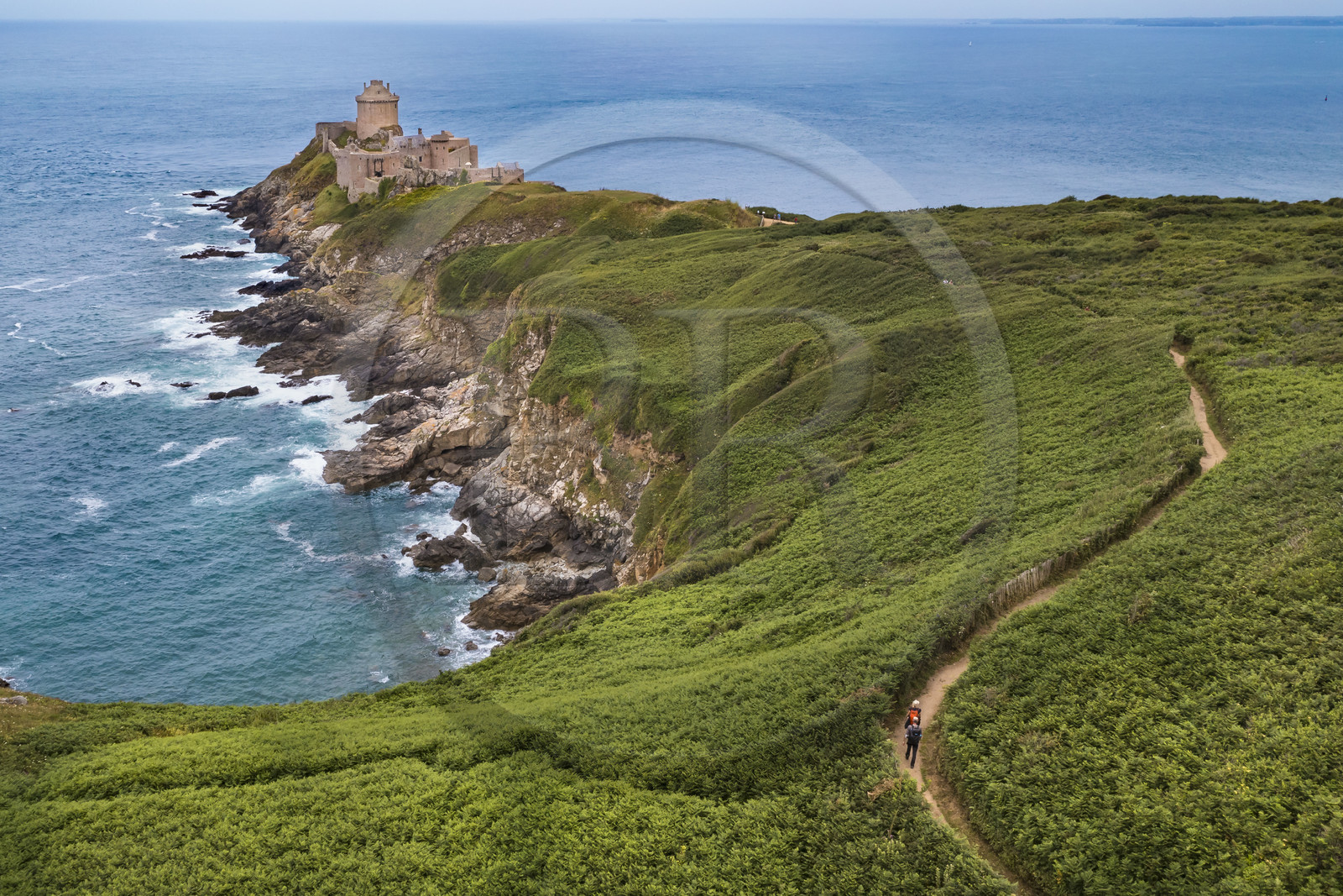 France, Côtes d'Armor (22), Grand Site de France Cap d'Erquy – Cap Fréhel, Plévenon, le Fort La Latte ou château de la Roche Goyon du XVème siècle (vue aérienne)