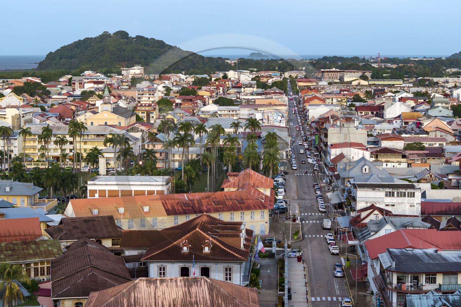 France, Guyane, Cayenne, axe principal, la rue Rémire borde la place des Palmistes (vue aérienne)