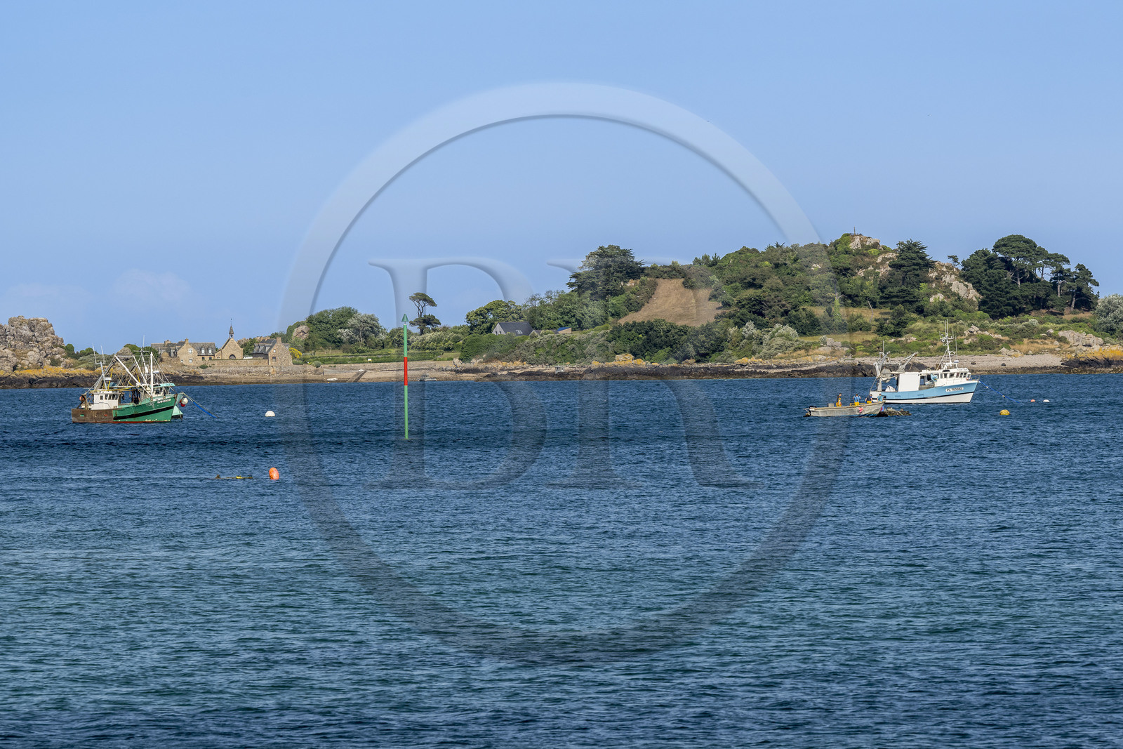 France, Côtes d'Armor (22), Ploubazlanec, l'Ile de Saint-Riom et bateaux de peche au mouillage à Porz Even