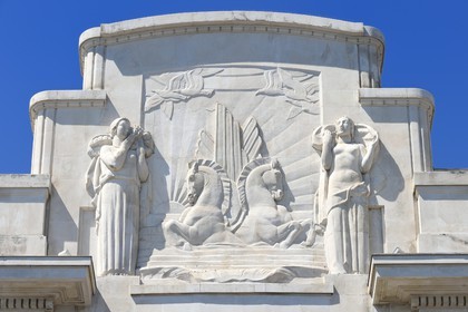 France, Alpes-Maritimes (06), Nice, Promenade des Anglais, détail de la facade Art déco du Palais de la Méditerrannée