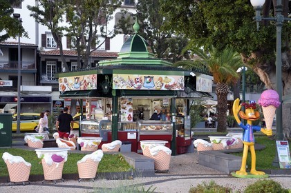 Portugal, Madeira Island, Funchal, ice-cream maker terrace on the seafront