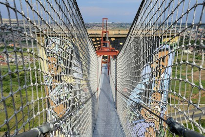 Afrique du Sud, province de Gauteng, Johannesburg, Orlando Towers qui dominent le quartier d'Orlando du township de Soweto, passerelle du Vertical Adventure Centre entre les deux tours de refroidissement de la centrale d'Orlando