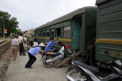 Vietnam, train de jour de Lao Cai à Hanoï, gare de Yen Bai, transport des motos dans un wagon spécial