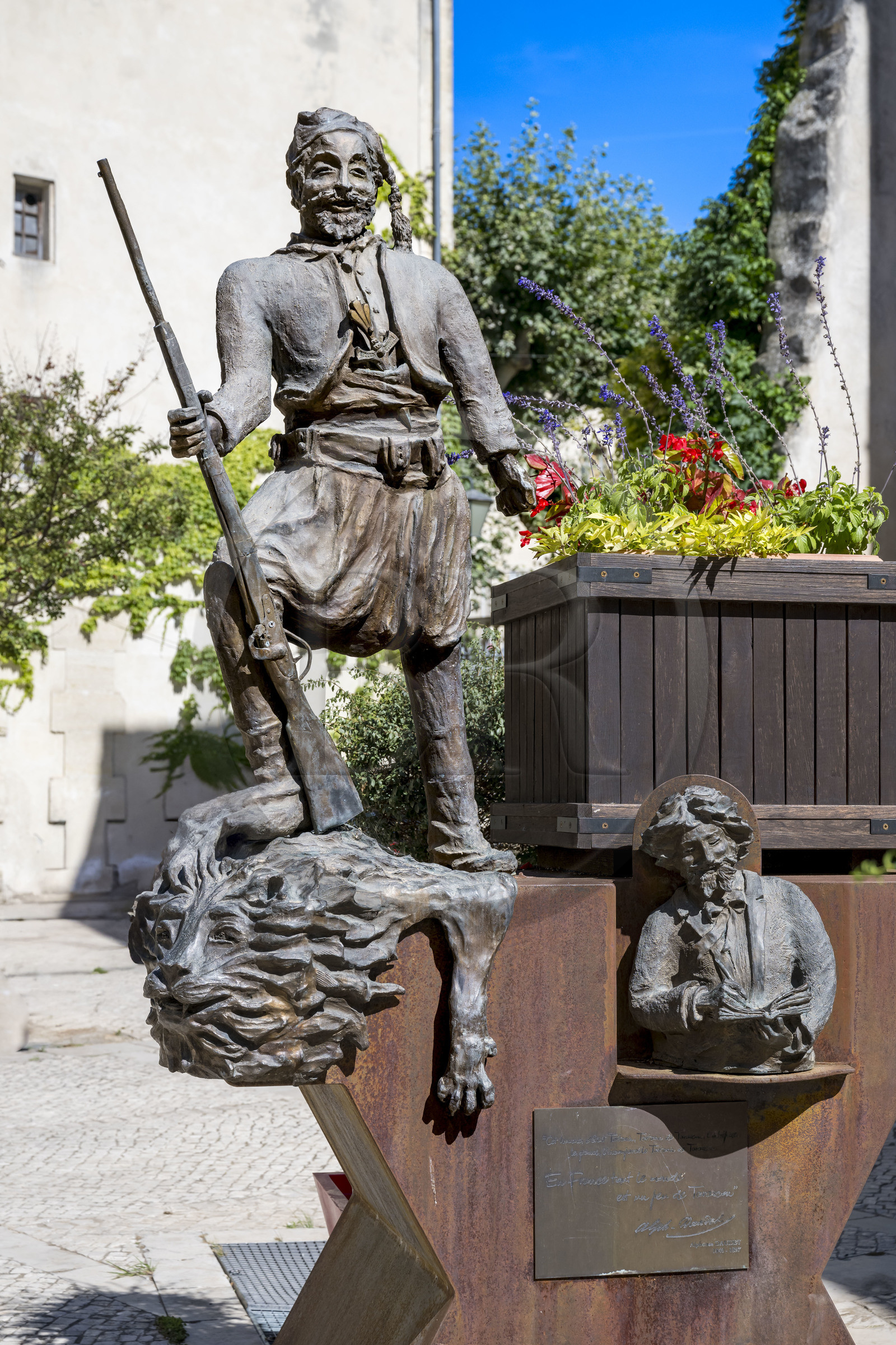 France, Bouches-du-Rhône (13), Tarascon, square Louis Gonthier, sculpture de bronze rendant hommage à l’auteur Alphonse Daudet et à son intrépide personnage Tartarin