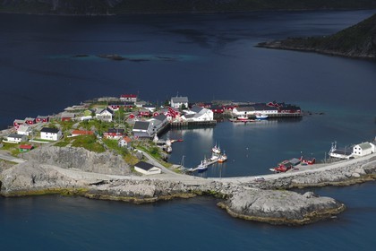 Norvège, Nordland, Iles Lofoten, Ile de Moskenes, village de pêcheurs de Hamnoy près de Reine (vue aérienne)