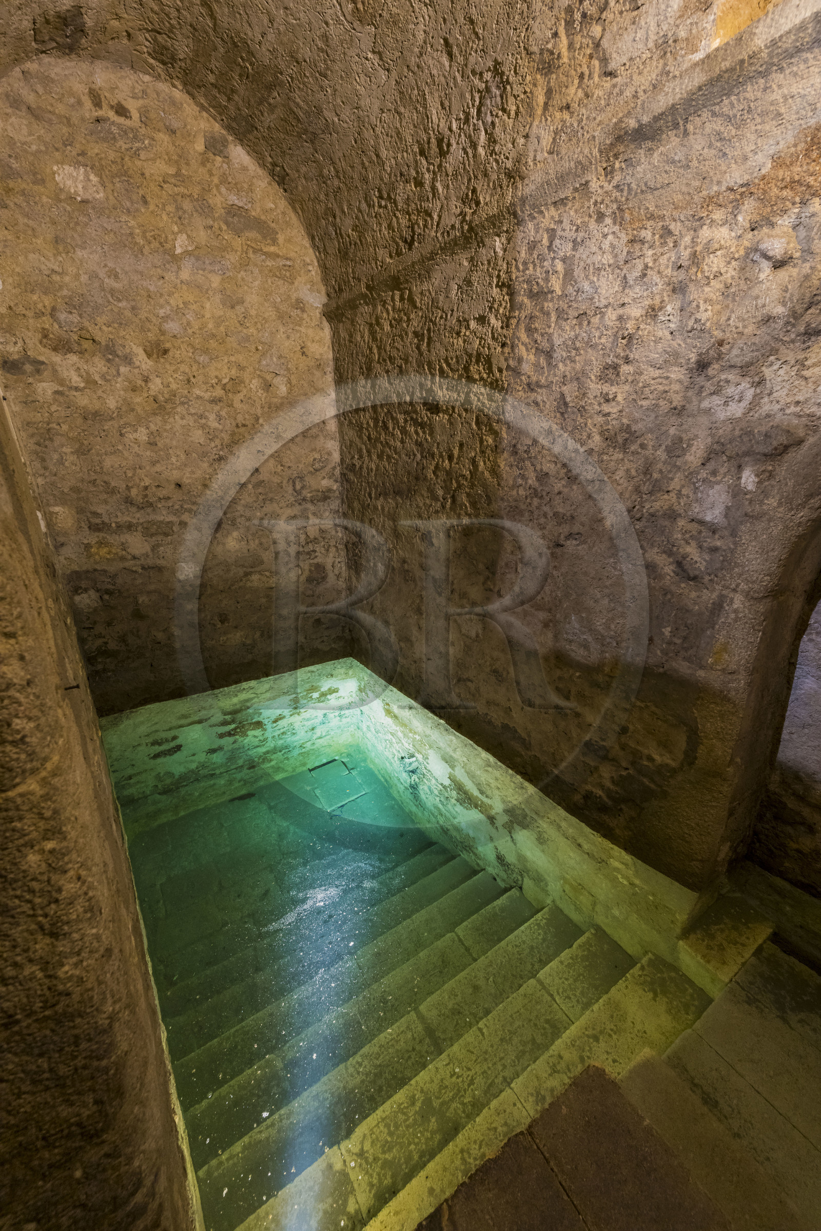 France, Hérault (34), Montpellier, centre historique appelé l’Ecusson, au sous-sol d'un immeuble de la rue de la Barralerie, le mikvé médiéval, bain rituel juif de purification du XIIIème siècle parmi les mieux conservés, est alimenté par une nappe d'eau souterraine constamment renouvelée