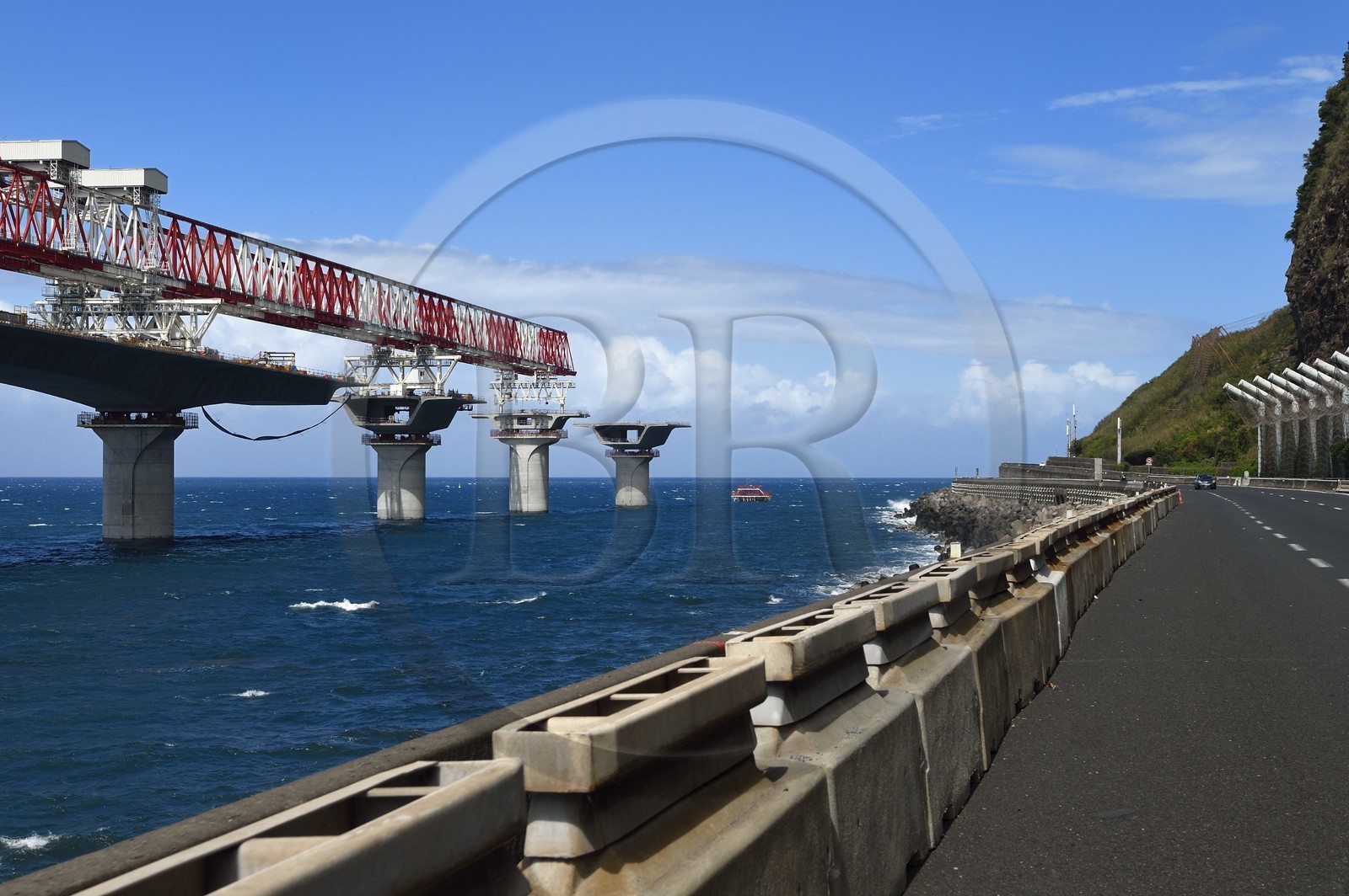 France, Ile de la Reunion, La Possession, chantier de la Nouvelle Route du Littoral (NRL), viaduc maritime long de 5,4 km entre la capitale Saint-Denis et le principal port de commerce à l’Ouest
