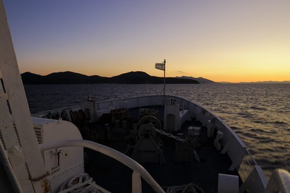 Italie, Toscane, ferry à destination de l’Ile d’Elbe au coucher de soleil