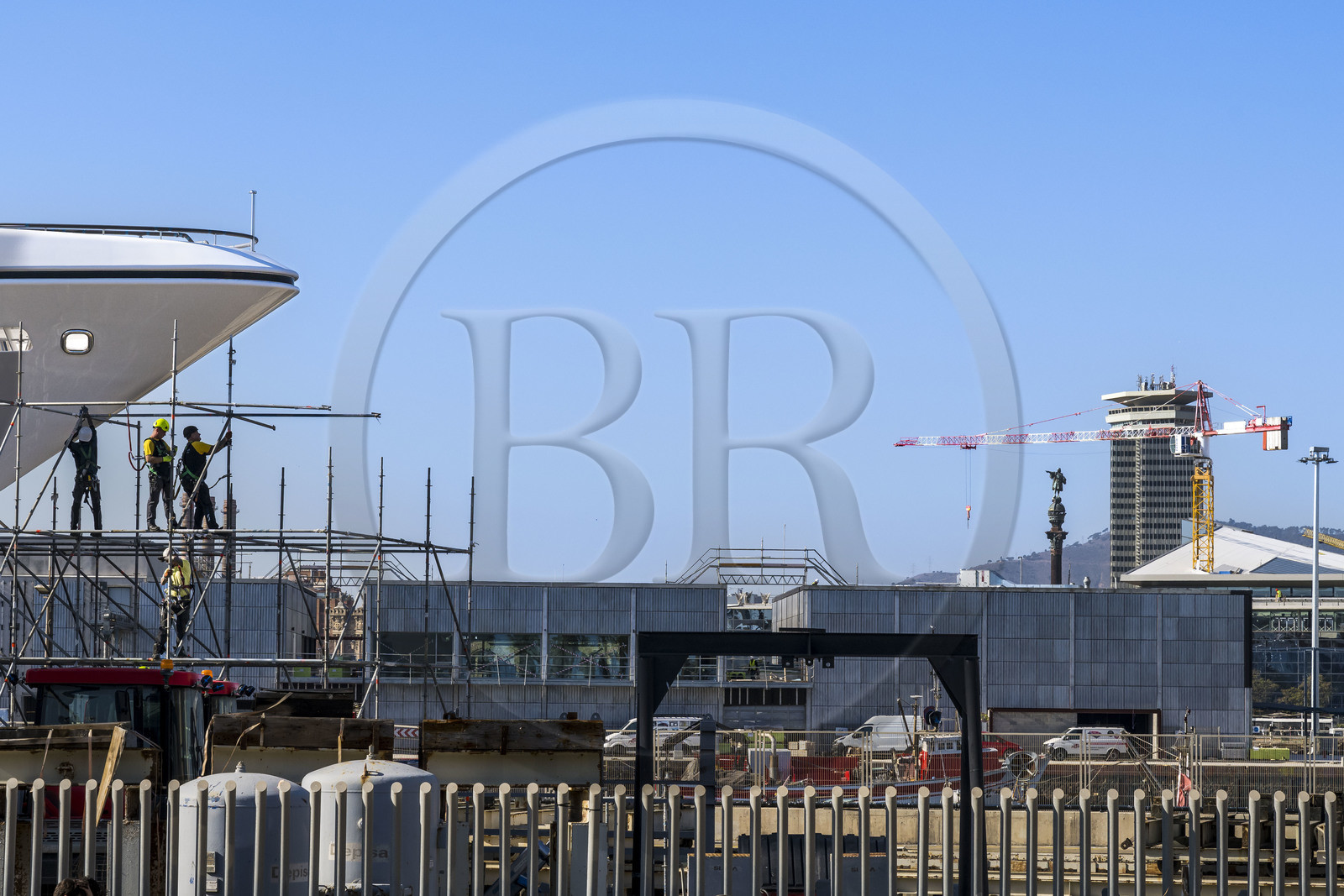 Espagne, Catalogne, Barcelone, La Barceloneta, Port Vell, chantier maritime et la colonne Christophe Colomb en arrière plan