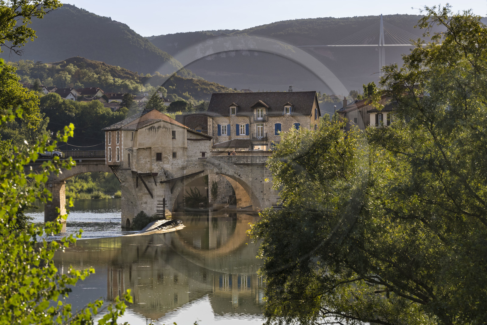 France, Aveyron (12), Millau, le pont Vieux franchissait le Tarn, l'ancien moulin sur sa deuxième pile