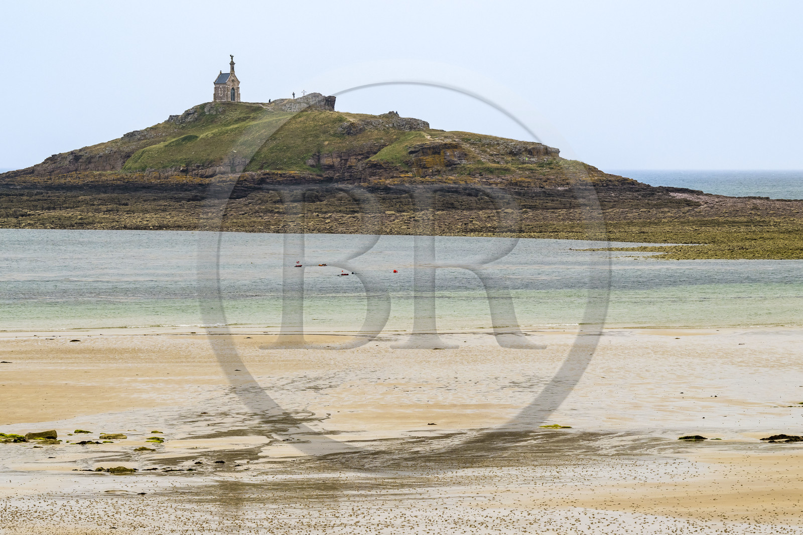 France, Côtes d'Armor (22), Grand Site de France Cap d'Erquy – Cap Fréhel, Erquy, l'Ilot Saint-Michel surmonté de la chapelle Saint-Michel vu depuis la plage Saint-Michel